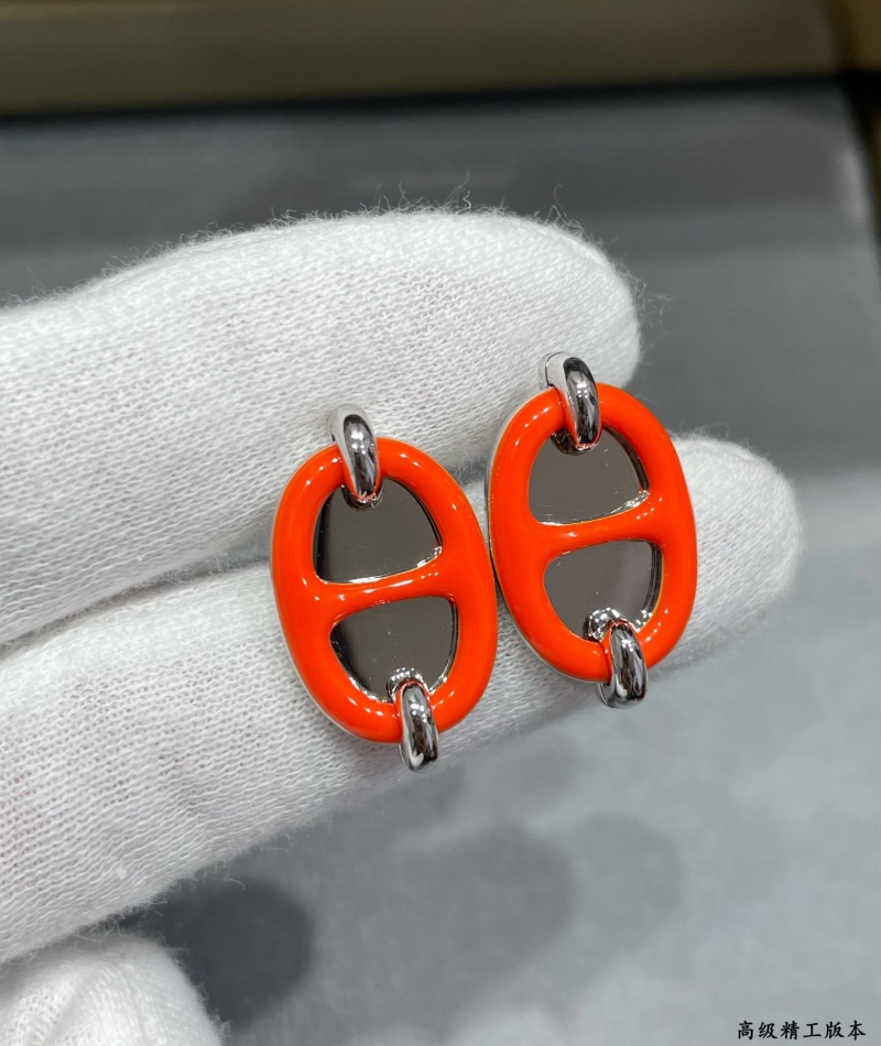 H**me5 earrings